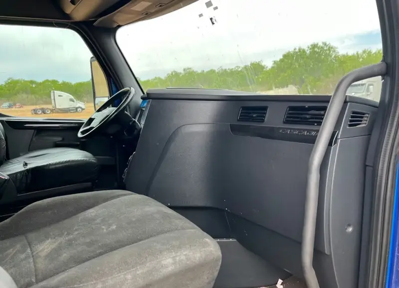 2023 Freightliner Cascadia Sleeper photo 27