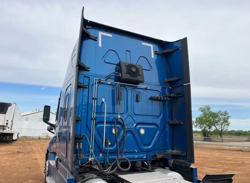 2023 Freightliner Cascadia Sleeper photo 9