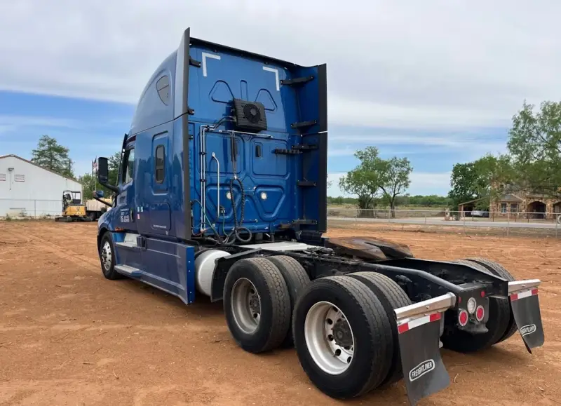 2023 Freightliner Cascadia Sleeper photo 3