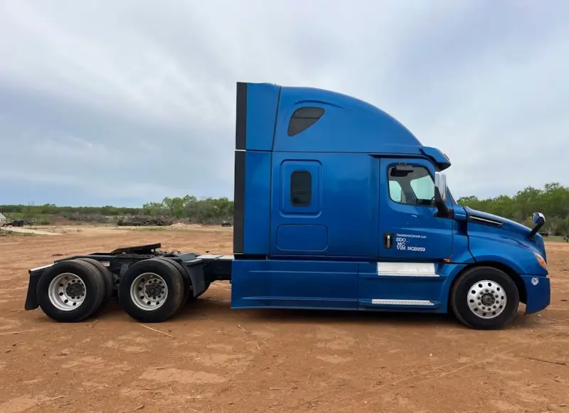 2023 Freightliner Cascadia Sleeper photo 6