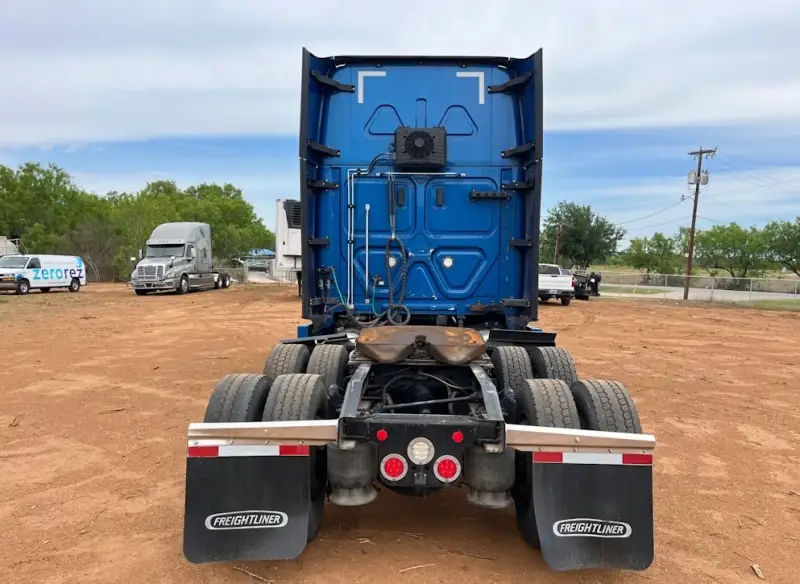 2023 Freightliner Cascadia Sleeper photo 8