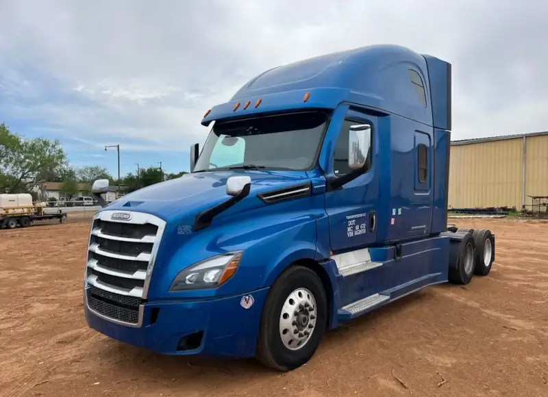 2023 Freightliner Cascadia Sleeper photo 1