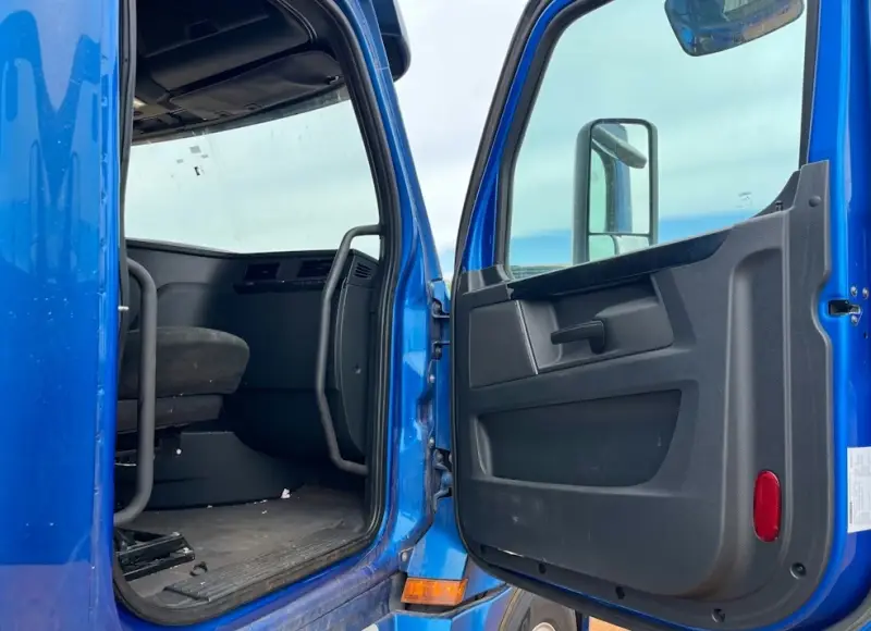 2023 Freightliner Cascadia Sleeper photo 25