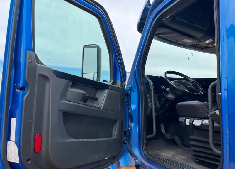 2023 Freightliner Cascadia Sleeper photo 14