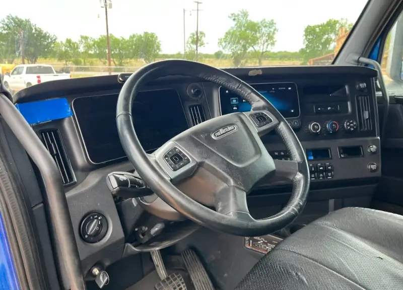 2023 Freightliner Cascadia Sleeper photo 15