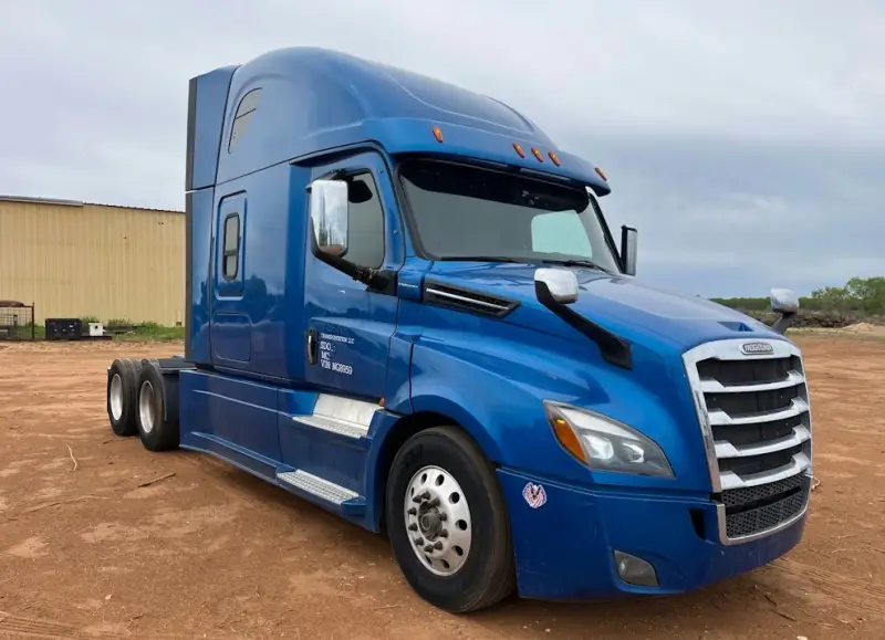 2023 Freightliner Cascadia Sleeper photo 2