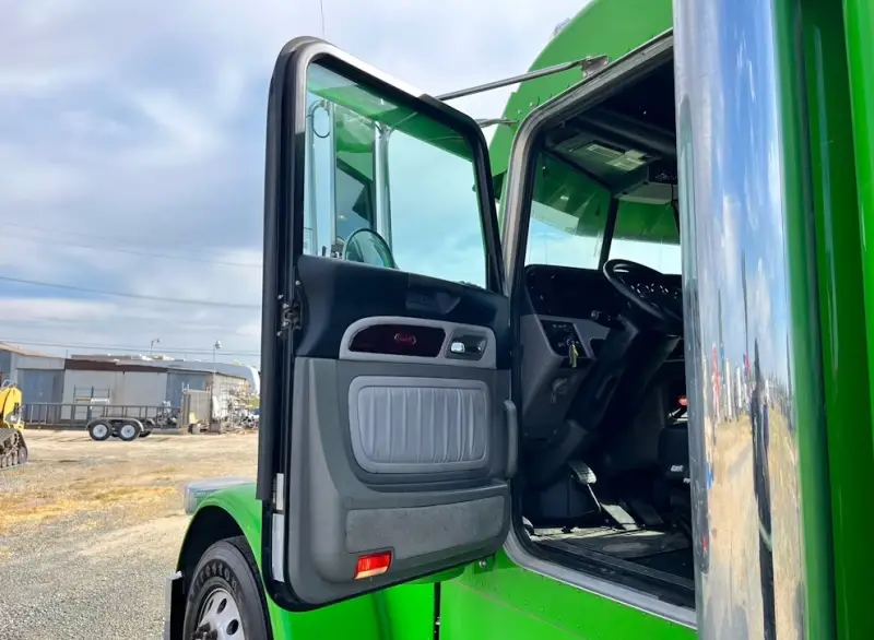 2023 Peterbilt 389 Cummins X15 photo 11