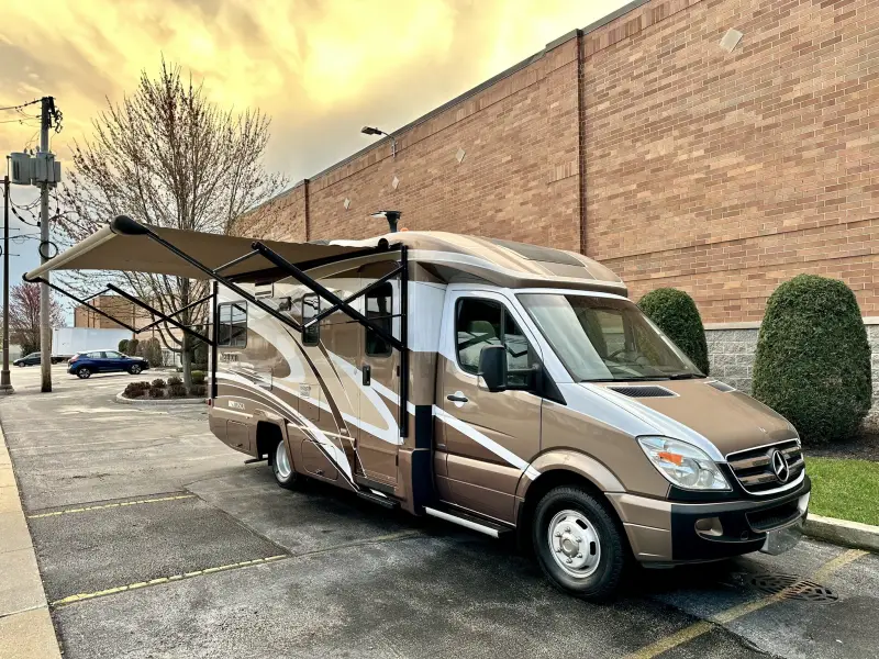 2012 Itasca Navion IQ M-24G-3500 photo 1