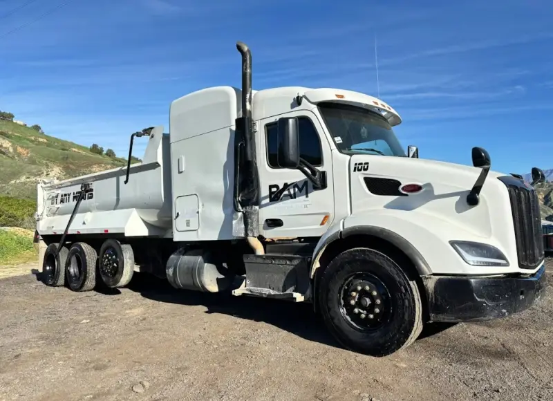 2017 Peterbilt 579 photo 2