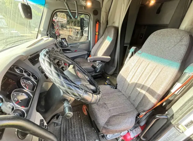 2017 Peterbilt 579 photo 16