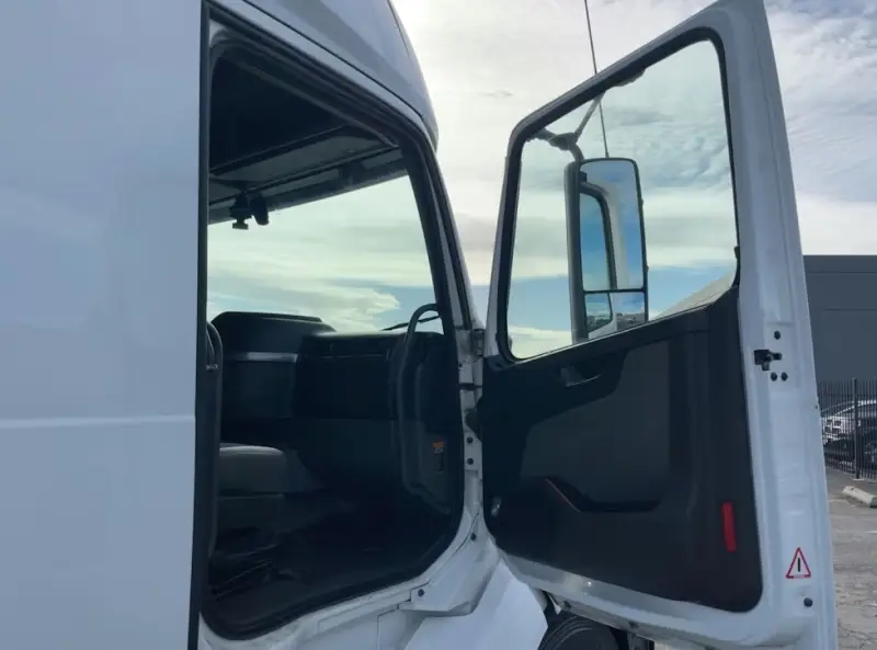 2022 Volvo VNL760 photo 26