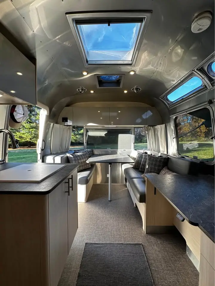 2022 Airstream Flying Cloud 25’ – Mint Condition photo 11