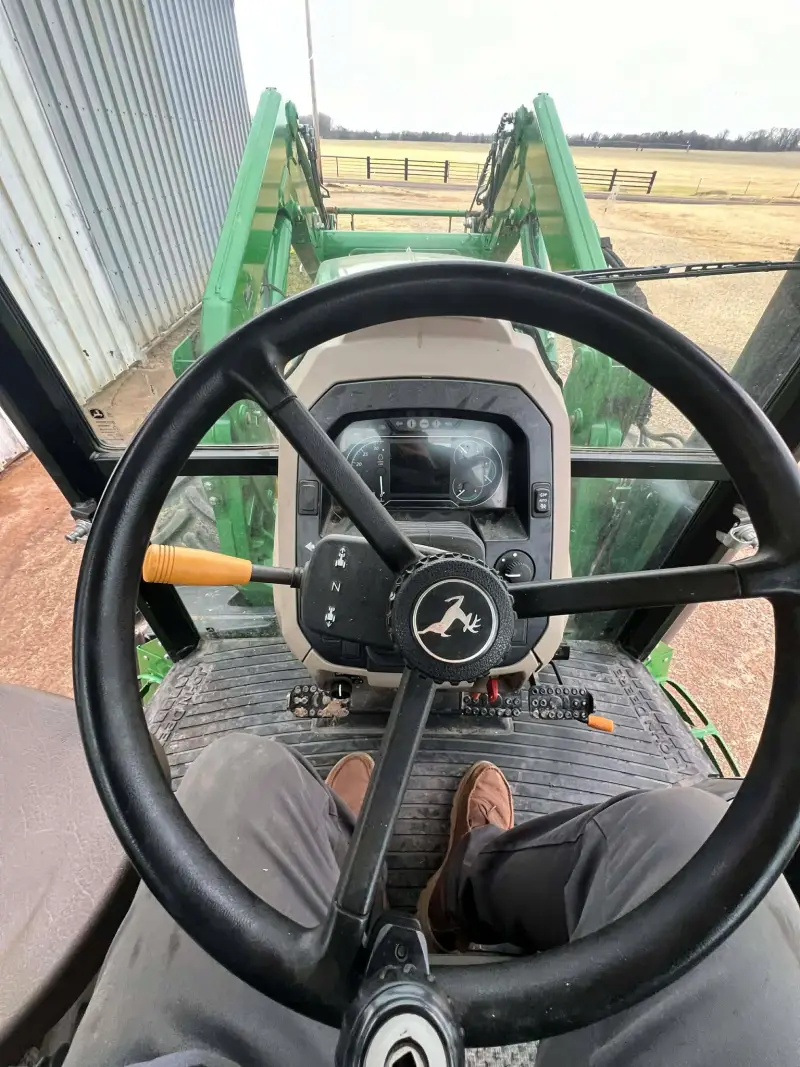 2022 John Deere 6105E photo 4