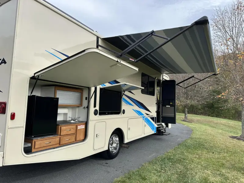 2019 Winnebago Vista 29VE photo 3