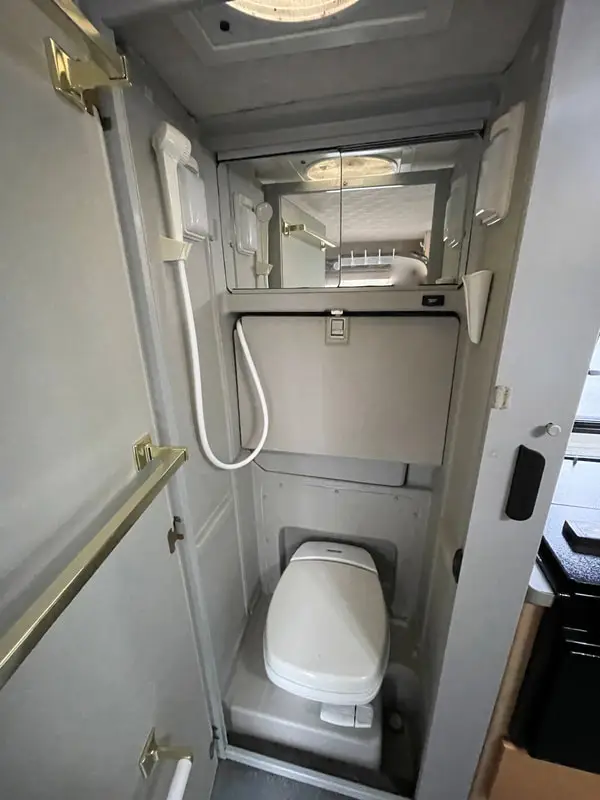 2000 Winnebago Rialta 22FD photo 3