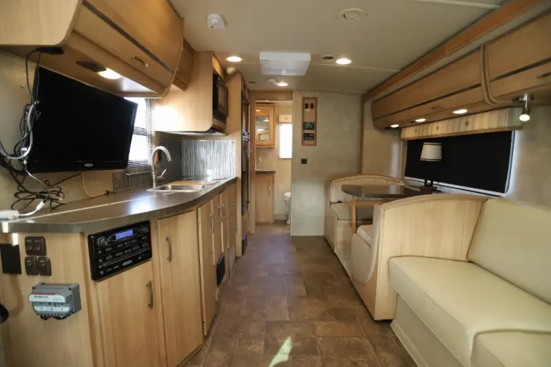 2013 Itasca Navion 24M photo 8
