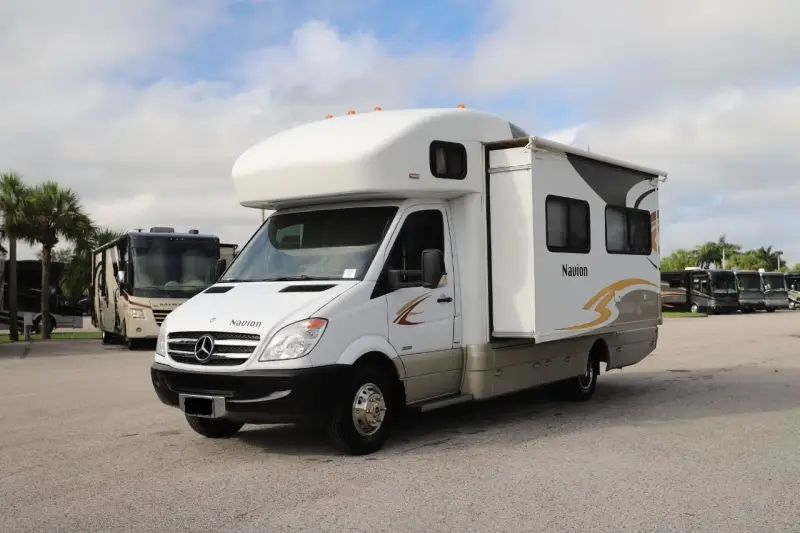 2013 Itasca Navion 24M photo 4