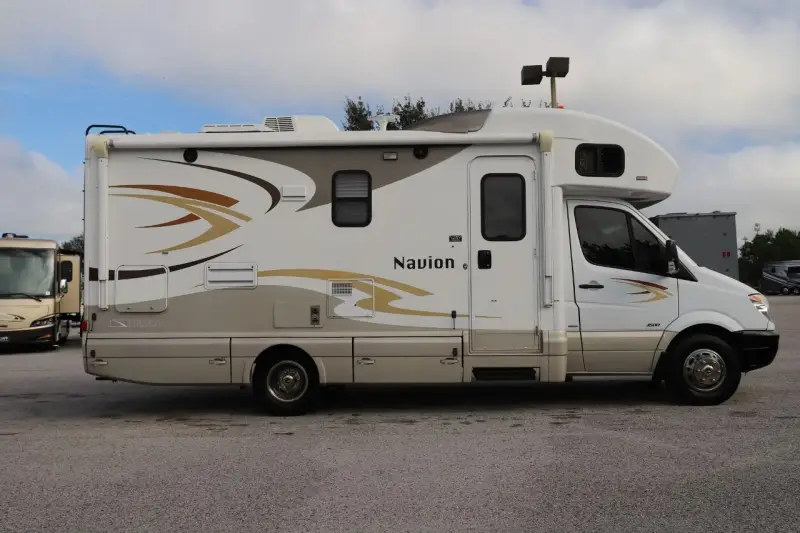 2013 Itasca Navion 24M photo 3