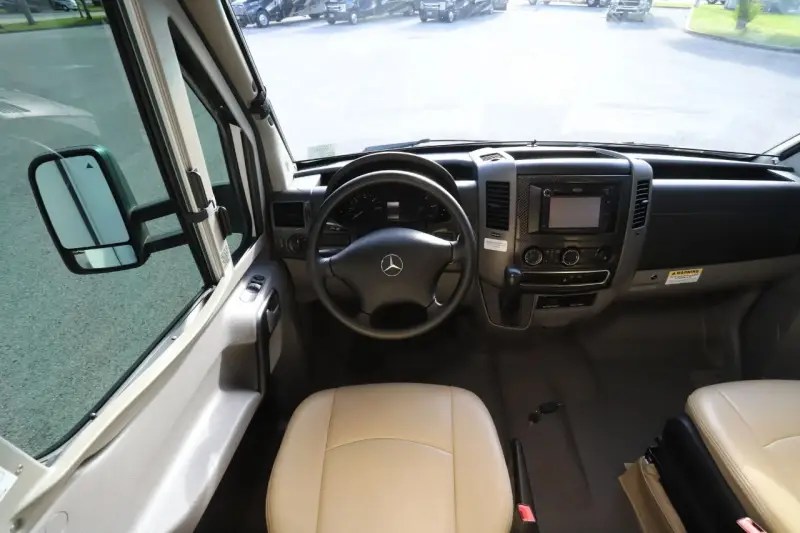 2013 Itasca Navion 24M photo 21