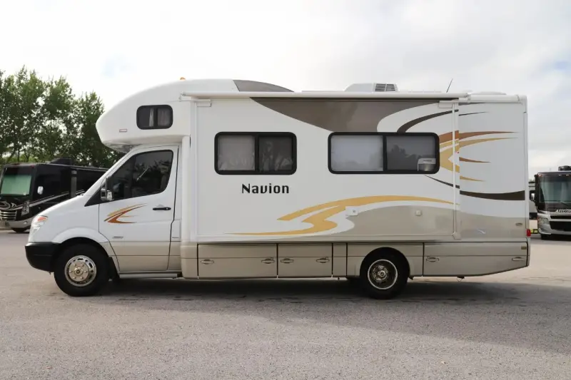 2013 Itasca Navion 24M photo 5