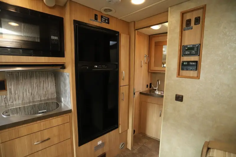 2013 Itasca Navion 24M photo 13
